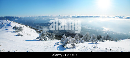 Wunderschöne Winterpanorama. Blick von den Bergen bis zum Meer über den Wolken. Stockfoto
