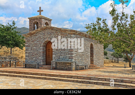 Typische Steinkirche in Griechenland gegen blauen Himmel Stockfoto