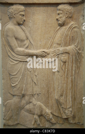 Griechische Kunst. Griechenland. 5. Jahrhundert vor Christus. Pentelischem Marmor funerary Stele. Relief mit einer Szene des Abschieds zwischen einem jungen und einem Mann. Stockfoto