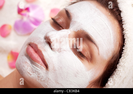 Junge Frau mit kosmetischen Maske auf ihr Gesicht. Stockfoto