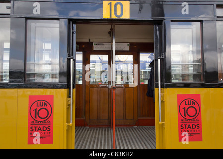 Die historische Straßenbahn in Rotterdam ist ein Oldtimer-Straßenbahn-Thatoperates in Zeile 10. Rotterdam, Niederlande Stockfoto