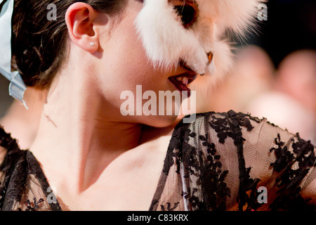 Nahaufnahme des Modells in eine Fell-Maske. Pearl und Daisy Lowe Fashion Show - Vintage Southbank 2011 in der Festival Hall London. Stockfoto