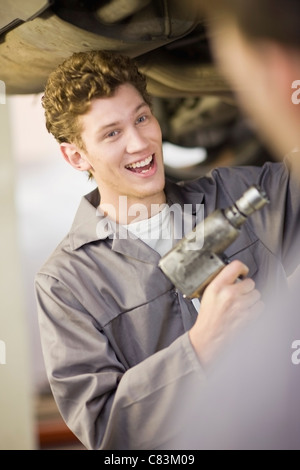 Mechaniker arbeiten am Auto in garage Stockfoto