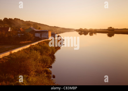 Abend am Fluss Oder in der Nähe von Krajnik Dolny, polnische Grenze zu Deutschland, Polen Stockfoto