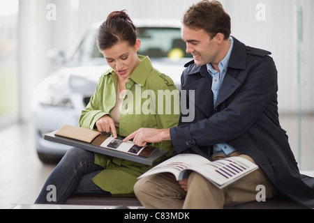 Paar Kommissionierung, Farbfelder im showroom Stockfoto
