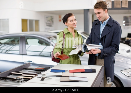 Paar Kommissionierung, Farbfelder im showroom Stockfoto