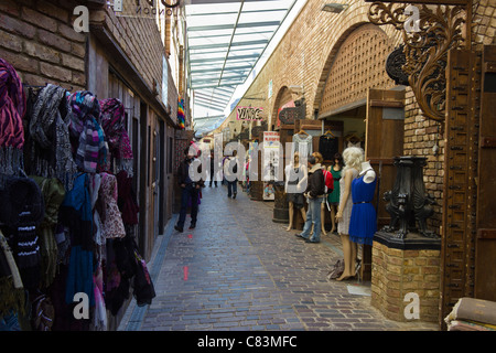 Marktstände im Stall Teil des Camden Market. Stockfoto