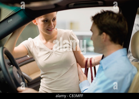 Paar Prüfung Auto im showroom Stockfoto