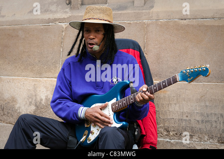 Richard Blues spielen Gitarre und Straße als Straßenmusikant in Edinburgh Fringe Festival, Edinburgh, Schottland, Großbritannien Stockfoto