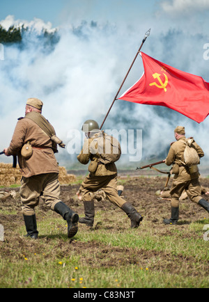 Sowjetische Truppen Vormarsch durch die deutschen Linien in eine Nachstellung der Schlacht Stockfoto