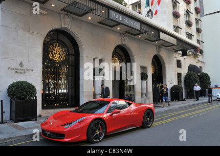 Ferrari Auto vor vier Jahreszeiten Georges V Hotel Paris Frankreich Stockfoto