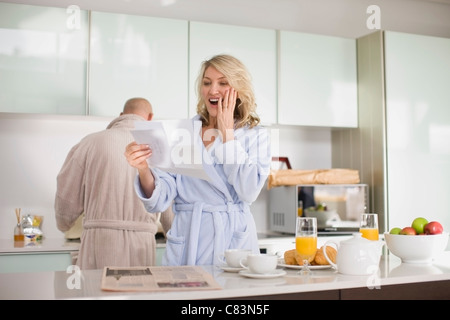 Überrascht Frau liest mail Stockfoto