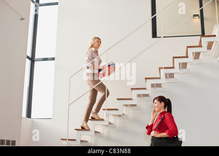 Geschäftsfrau Treppensteigen im Büro Stockfoto