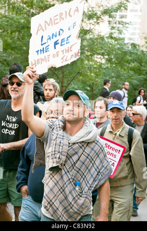 heterogene Gruppe Occupy Wall Street Demonstranten Gewerkschaftsmitglieder mit Zeichen einschließlich März von Zuccotti Park in Richtung Foley Quadrat Stockfoto