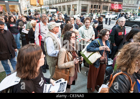 diverse Rassen Gruppe von Occupy Wall Street Demonstranten einschließlich Gewerkschaftsmitglieder Marsch in Richtung Rallye bei Foley Square Manhattan Stockfoto