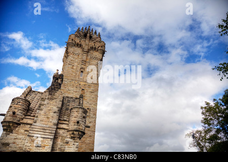 William Wallace Monument, Stirling, Schottland offset zum linken Turm erhebt sich in Wolken memoriam Stockfoto