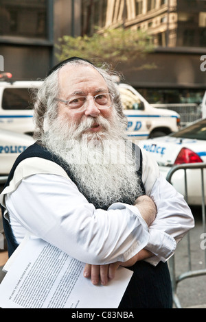 Bitte bärtigen orthodoxen jüdischen elder Holding Protest Literatur zu lesen steht am Rand der Occupy Wall Street Basislager Stockfoto