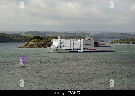 Die Franzosen Fähre Armorique ausgehende auf Plymouth Sound mit Drake Island im Hintergrund Stockfoto