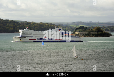 Die Franzosen Fähre Armorique ausgehende auf Plymouth Sound mit Drake Island im Hintergrund Stockfoto