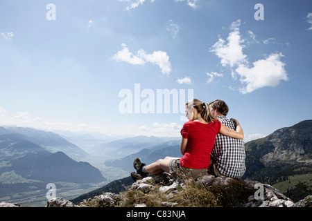 Paar bewundernde Landschaft im ländlichen Raum Stockfoto