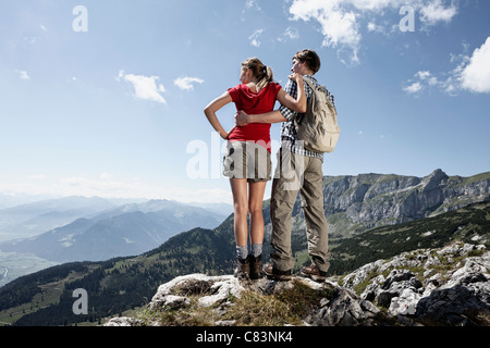 Paar bewundernde Landschaft im ländlichen Raum Stockfoto