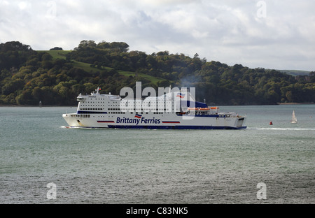 Die französischen Fähre Armorique ausgehende am Plymouth Sound mit der Küste Cornwalls im Hintergrund Stockfoto