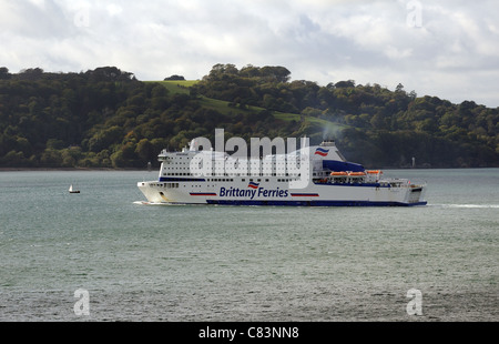 Die französischen Fähre Armorique ausgehende am Plymouth Sound mit der Küste Cornwalls im Hintergrund Stockfoto