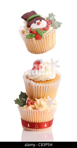 Christmas Cupcake tower mit Top Kuchen verziert mit einem Schneemann, alle auf weißem Hintergrund Stockfoto