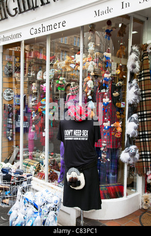 Typischer Tourist Souvenir-Shop in Edinburgh, Schottland, Tat wie Ingwer Cashmere Tartan Kilts etc. Perücken zu verkaufen Stockfoto