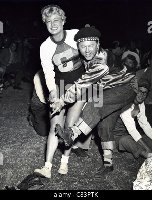 SHELLEY WINTERS mit anderen Hollywood-Filmstar Mickey Rooney ca. 1956 Stockfoto