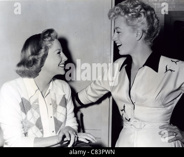 SHELLEY WINTERS auf der rechten Seite mit anderen Hollywood-Schauspielerin June Allyson ca. 1955 Stockfoto