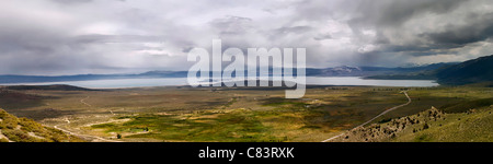 Panoramablick auf Mono Lake von Vista point; Kalifornien, Vereinigte Staaten von Amerika Stockfoto