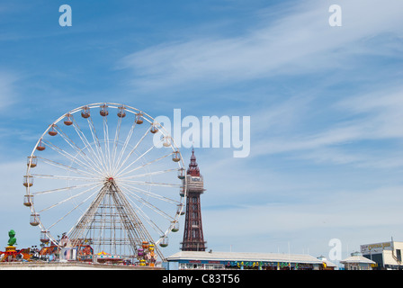 Riesenrad am Central Pier Blackpool unter Sommerhimmel Stockfoto