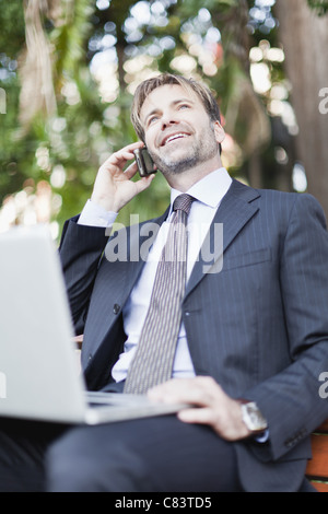 Geschäftsmann, arbeiten am Laptop im park Stockfoto