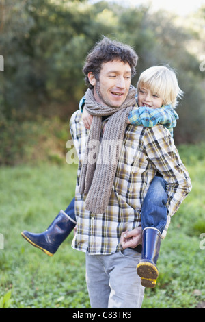 Vater mit Sohn Huckepack im freien Stockfoto