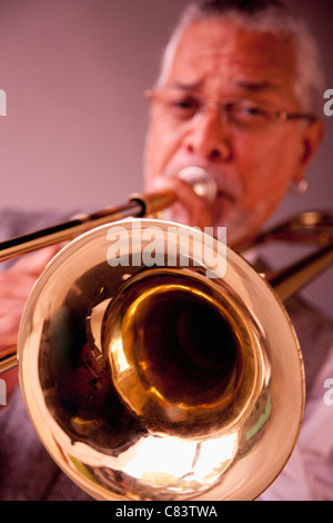 Musiker spielen Posaune Stockfoto