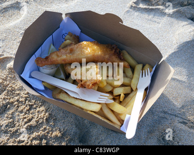 Fish &amp; Chips am Strand. Stockfoto
