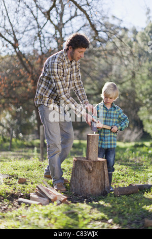 Vater Lehre Sohn Holz hacken Stockfoto