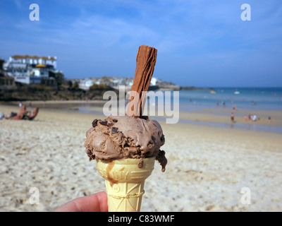 Schokoladeneis mit eine Flocke am Strand. Stockfoto