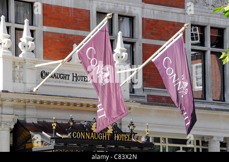 5 Sterne Luxus Connaught Hotel äußeres Zeichen & Flaggen über der vorderen Eingang in Carlos Place Mayfair, London West End England Großbritannien Stockfoto