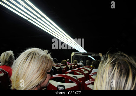 Passagiere auf Open Top Bus durch Blackfriars Unterführung mit Straßenbeleuchtung oben auf der Unterseite der Tunneldecke London England UK montiert Stockfoto