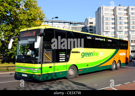 Grüne Linie einfach Bus in Park Lane in London Stockfoto