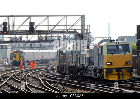 Bahnarbeiter und Spezialzug, der von Network Rail zur Reinigung und Wartung der britischen Eisenbahnstrecke am Bahnhof London Bridge London England UK betrieben wird Stockfoto