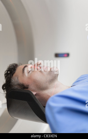 Patienten, die Verlegung in CT-Scanner im Krankenhaus Stockfoto