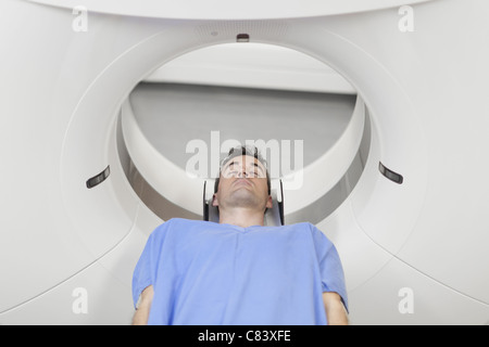 Patienten, die Verlegung in CT-Scanner im Krankenhaus Stockfoto