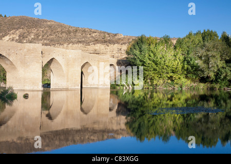 Mittelalterliche Brücke in Haro (La Rioja, Spanien) Stockfoto