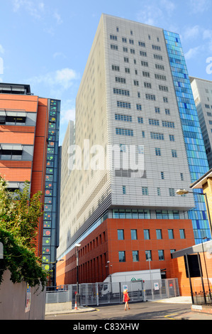 Moderne NHS skyscraper Krankenhaus außen am Royal London Hospital die medizinische Versorgung in und um Whitechapel Tower Hamlets East London Großbritannien Stockfoto