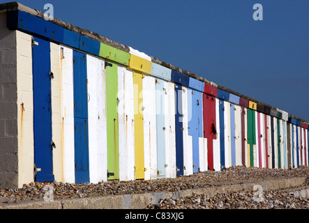 Strandhütten bei Milford am Meer in Hampshire Stockfoto