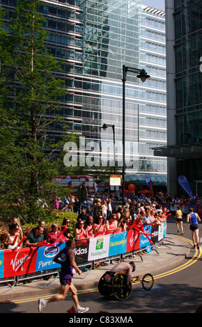 2011 London-Marathon-Läufer in Canary Wharf in der Nähe von Montgomery Square Stockfoto