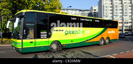 Grüne Linie EasyBus Trainer Betrieb eines öffentlichen Verkehrsmittel zwischen Central London & Luton in die Park Lane London England UK gesehen Stockfoto